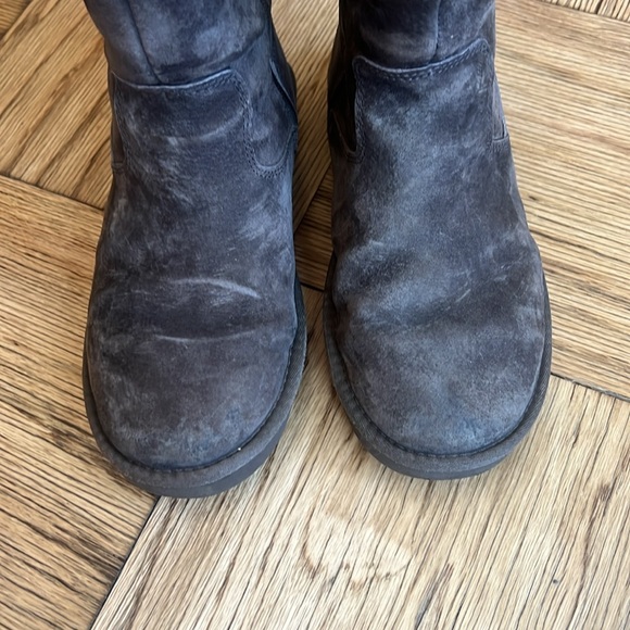 Chocolate Alber UGGs with Zipper (Size 6) - Picture 5 of 16